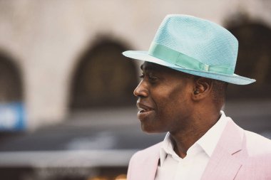 23 Eylül 2018: Milan, İtalya - Milan Moda Haftası sırasında sokak stil kıyafeti - Mfwss19