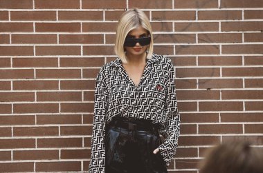 20 Eylül 2018: Milan, İtalya - Milan Moda Haftası sırasında sokak stil kıyafeti - Mfwss19