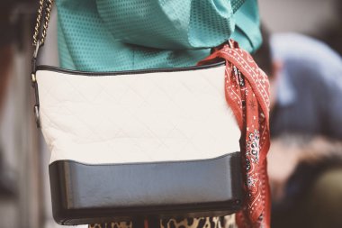 22 Eylül 2018: Milan, İtalya - Milan Moda Haftası sırasında sokak stil kıyafeti - Mfwss19