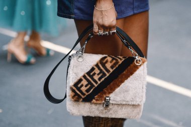 20 Eylül 2018: Milan, İtalya - Milan Fashion Week - Fendi Çanta - Mfwss19 sırasında sokak stil kıyafeti