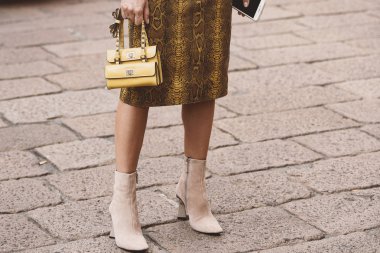 22 Eylül 2018: Milan, İtalya - sokak stili kıyafetler ayrıntılı Milano Moda Haftası sırasında - Mfwss19