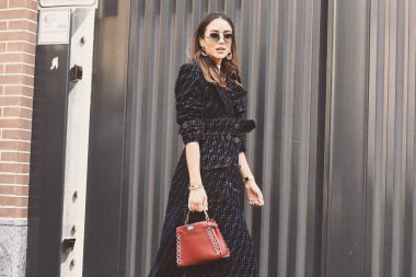 20 Eylül 2018: Milan, İtalya - Milan Moda Haftası sırasında sokak stil kıyafeti - Mfwss19