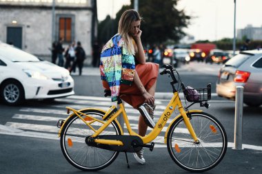 20 Eylül 2018: Milan, İtalya - Milan Moda Haftası sırasında sokak stil kıyafeti - Mfwss19