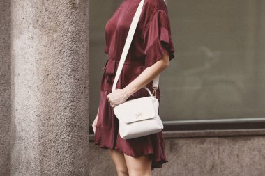 21 Eylül 2018: Milan, İtalya - sokak stili kıyafetler ayrıntılı Milano Moda Haftası sırasında - Mfwss19