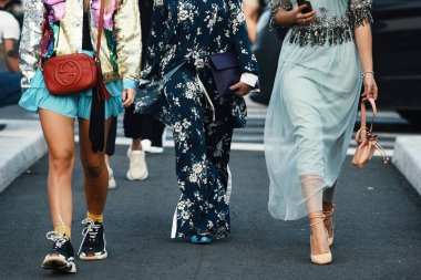 20 Eylül 2018: Milan, İtalya - sokak stili kıyafetler ayrıntılı Milano Moda Haftası sırasında - Mfwss19