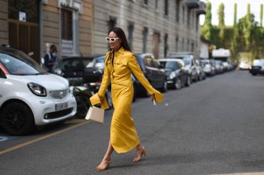 Milan, İtalya - 19 Eylül 2018: Sokak stili kıyafetler önce Jil Sander moda gösterisi sırasında Milan Fashion Week.