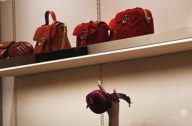 21 Eylül 2018: Milan, İtalya - Milan deposunda lüks Gucci el çantaları.