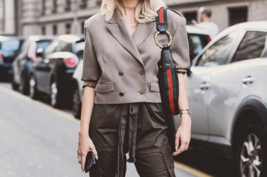 22 Eylül 2018: Milan, İtalya - sokak stili kıyafetler ayrıntılı Milano Moda Haftası sırasında - Mfwss19