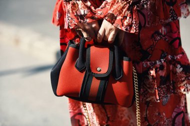 21 Eylül 2018: Milan, İtalya - Milan Moda Haftası sırasında sokak stil kıyafeti - Mfwss19