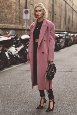 20 Eylül 2018: Milan, İtalya - Milan Moda Haftası sırasında sokak stil kıyafeti - Mfwss19