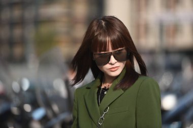Milan, İtalya - 19 Eylül 2018: Sokak stili kıyafetler önce Alberta Ferretti moda gösterisi sırasında Milan Fashion Week.
