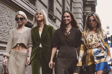 22 Eylül 2018: Milan, İtalya - modelleri, blogcular ve Milano Moda haftasında - Mfwss19 moda ve şık görünümlü etkilendiği isimlerden