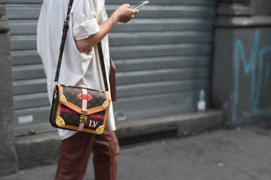 Milan, İtalya - 19 Eylül 2018: Sokak stili kıyafetler önce Jil Sander moda gösterisi sırasında Milan Fashion Week.