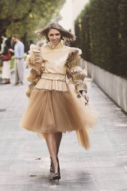 23 Eylül 2018: Milan, İtalya - Milan Moda Haftası sırasında sokak stil kıyafeti - Mfwss19