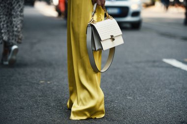 20 Eylül 2018: Milan, İtalya - Milan Fashion Week - Fendi Çanta - Mfwss19 sırasında sokak stil kıyafeti