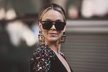 23 Eylül 2018: Milan, İtalya - Milan Moda Haftası sırasında bir moda etki unsuru portresi - Mfwss19