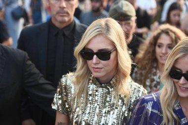 Milan, İtalya - 19 Eylül 2018: Chiara Ferragni önce Alberta Ferretti moda gösterisi sırasında Milan Fashion Week.