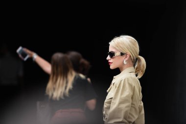 Milan, İtalya - 19 Eylül 2018: Sokak stili kıyafetler Alberta Ferretti moda gösterisi sırasında Milano Moda Haftası - Caroline Daur önce