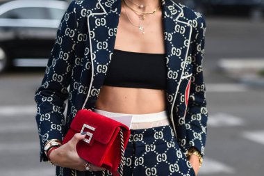 19 Eylül 2018: Milan, İtalya - sokak stili kıyafetler ayrıntılı Milano Moda Haftası sırasında - Mfwss19