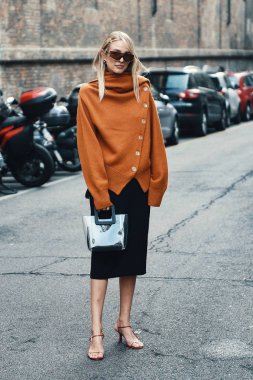20 Eylül 2018: Milan, İtalya - Milan Moda Haftası sırasında sokak stil kıyafeti - Mfwss19