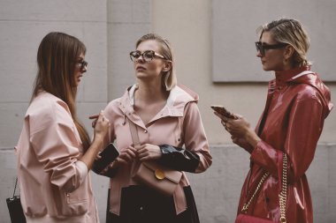 21 Eylül 2018: Milan, İtalya - modelleri, blogcular ve Milano Moda haftasında - Mfwss19 moda ve şık görünümlü etkilendiği isimlerden