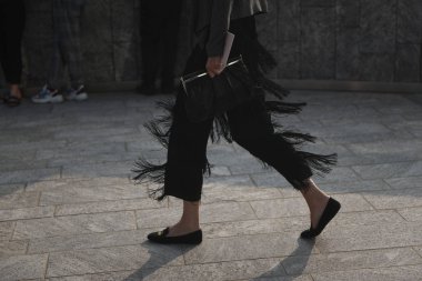 Milan, İtalya - 19 Eylül 2018: Sokak stili kıyafetler önce Alberta Ferretti moda gösterisi sırasında Milan Fashion Week.