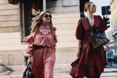 20 Eylül 2018: Milan, İtalya - şık kıyafetler ile moda Influencers - sokak stili kavramı - Mfwss19