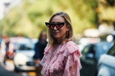 20 Eylül 2018: Milan, İtalya - Milan Moda Haftası sırasında sokak stil kıyafeti - Mfwss19