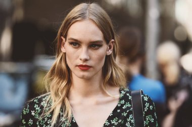 23 Eylül 2018: Milan, İtalya - etkileyen şık kıyafeti Milano Moda Haftası sırasında ile - Mfwss19