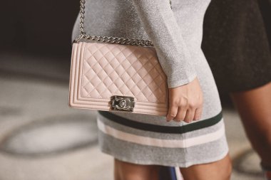 21 Eylül 2018: Milan, İtalya - Milan Moda Haftası sırasında sokak stil kıyafeti - Mfwss19