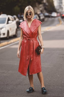 22 Eylül 2018: Milan, İtalya - Milan Moda Haftası sırasında sokak stil kıyafeti - Mfwss19