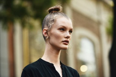 20 Eylül 2018: Milan, İtalya - genç model bir defile sonra Milano Moda haftasında - Mfwss19 poz
