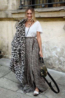 20 Eylül 2018: Milan, İtalya - Milan Moda Haftası sırasında sokak stil kıyafeti - Mfwss19