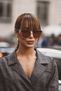 22 Eylül 2018: Milan, İtalya - Milan Moda Haftası sırasında sokak stil kıyafeti - Mfwss19