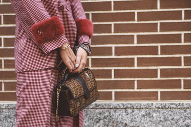 20 Eylül 2018: Milan, İtalya - Milan Fashion Week, Fendi Çanta - Pfwss19 kızla sırasında sokak stil kavramı