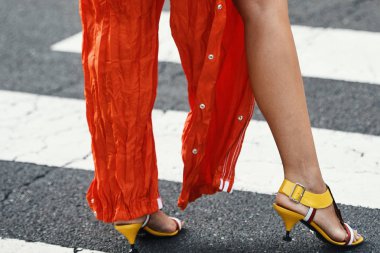 20 Eylül 2018: Milan, İtalya - sokak stili kıyafetler ayrıntılı Milano Moda Haftası sırasında - Mfwss19