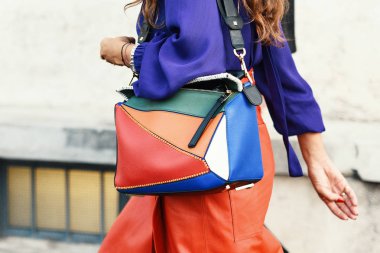20 Eylül 2018: Milan, İtalya - sokak stili kıyafetler ayrıntılı Milano Moda Haftası sırasında - Mfwss19