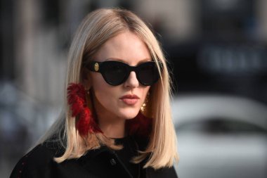 Milan, İtalya - 19 Eylül 2018: Sokak stili kıyafetler önce Alberta Ferretti moda gösterisi sırasında Milan Fashion Week.