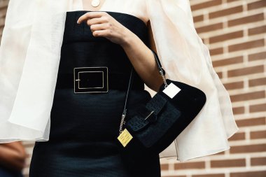 20 Eylül 2018: Milan, İtalya - Milan Moda Haftası sırasında sokak stil kıyafeti - Mfwss19