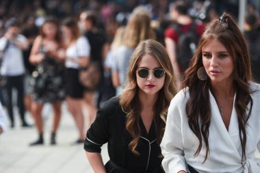 Milan, İtalya - 19 Eylül 2018: Sokak stili kıyafetler önce Alberta Ferretti moda gösterisi sırasında Milan Fashion Week.