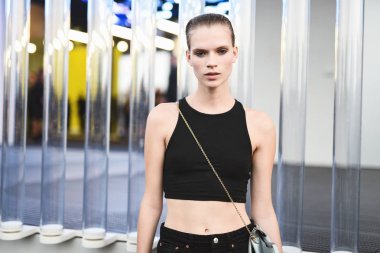 20 Eylül 2018: Milan, İtalya - Milan Moda Haftası sırasında bir moda etki unsuru portresi - Mfwss19