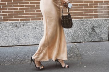 20 Eylül 2018: Milan, İtalya - Milan Fashion Week - Fendi Çanta - Mfwss19 sırasında sokak stil kıyafeti
