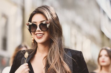 23 Eylül 2018: Milan, İtalya - etkileyen şık kıyafeti Milano Moda Haftası sırasında ile - Mfwss19