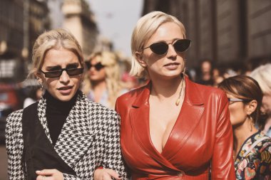 22 Eylül 2018: Milan, İtalya - modelleri, blogcular ve Milano Moda Haftası sırasında moda ve şık görünümlü etkilendiği isimlerden. -Mfwss19