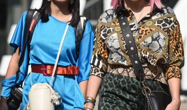 21 Eylül 2018: Milan, İtalya - sokak stili kıyafetler ayrıntılı Milano Moda Haftası sırasında - Mfwss19