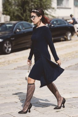 22 Eylül 2018: Milan, İtalya - etkileyen şık kıyafeti Milano Moda Haftası sırasında ile - Mfwss19