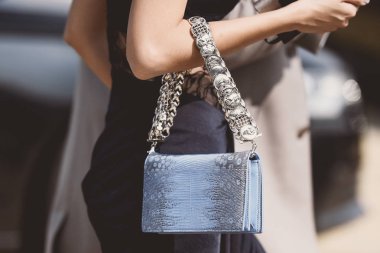 22 Eylül 2018: Milan, İtalya - Milan Moda Haftası sırasında sokak stil kıyafeti - Mfwss19