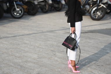 Milan, İtalya - 19 Eylül 2018: Sokak stili kıyafetler önce Alberta Ferretti moda gösterisi sırasında Milan Fashion Week.