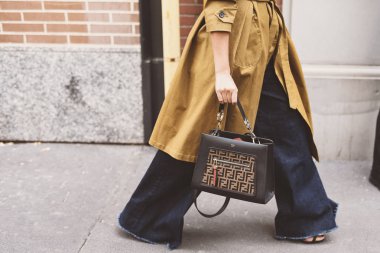 20 Eylül 2018: Milan, İtalya - Milan Fashion Week, Fendi Çanta - Pfwss19 kızla sırasında sokak stil kavramı