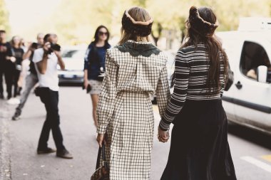 20 Eylül 2018: Milan, İtalya - Milan Moda Haftası sırasında sokak stil kıyafeti - Mfwss19